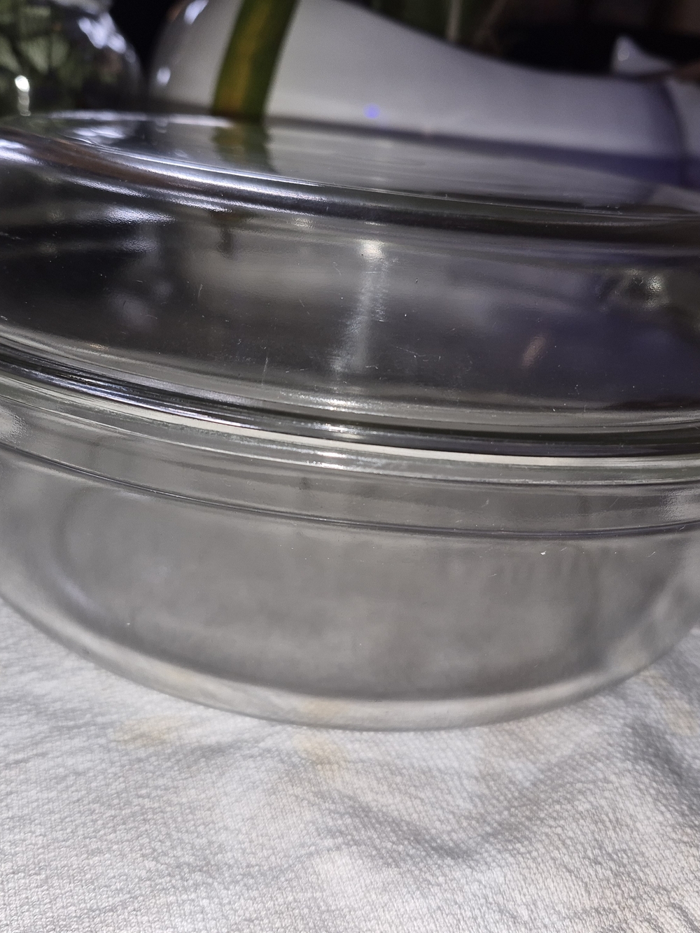vintage Pyrex 2.5 quarts with lid